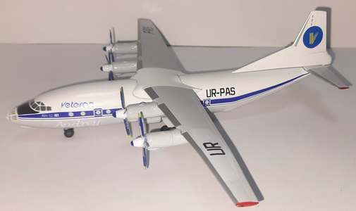 Veteran Antonov An-12 (KUM Models 1:200)
