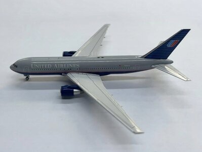 United Airlines Boeing 767-200ER (V1:400 1:400)