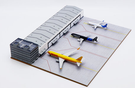  Airport Cargo Terminal Display Case with Apron and 3 Aircraft Models (JC Wings 1:400)