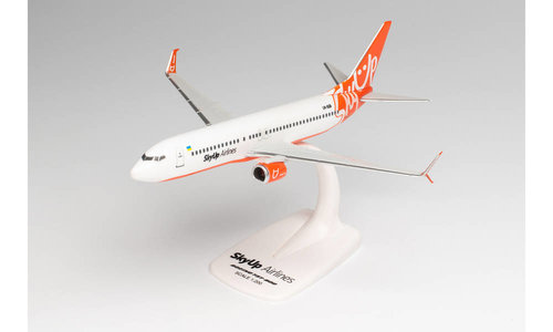 SkyUp Airlines Boeing 737-800 (Herpa Snap-Fit 1:200)