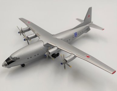Soviet Air Force Antonov An-10 (KUM Models 1:200)
