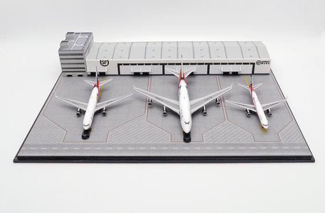 SF Airlines Warehouse and Office Building Set 757-200F, 767-300BCF, 747-400ERF (JC Wings 1:400)