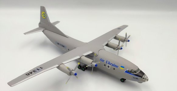 Air Ukraine Antonov An-12 (KUM Models 1:200)