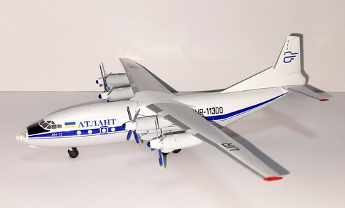 Atlant - Antonov An-12 (KUM Models 1:200)
