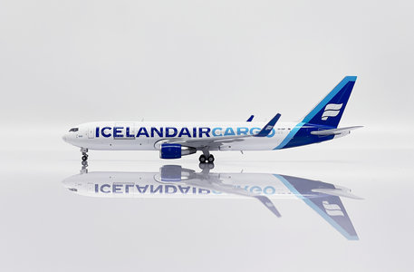 Icelandair Cargo Boeing 767-300(ER)(BCF) (JC Wings 1:400)