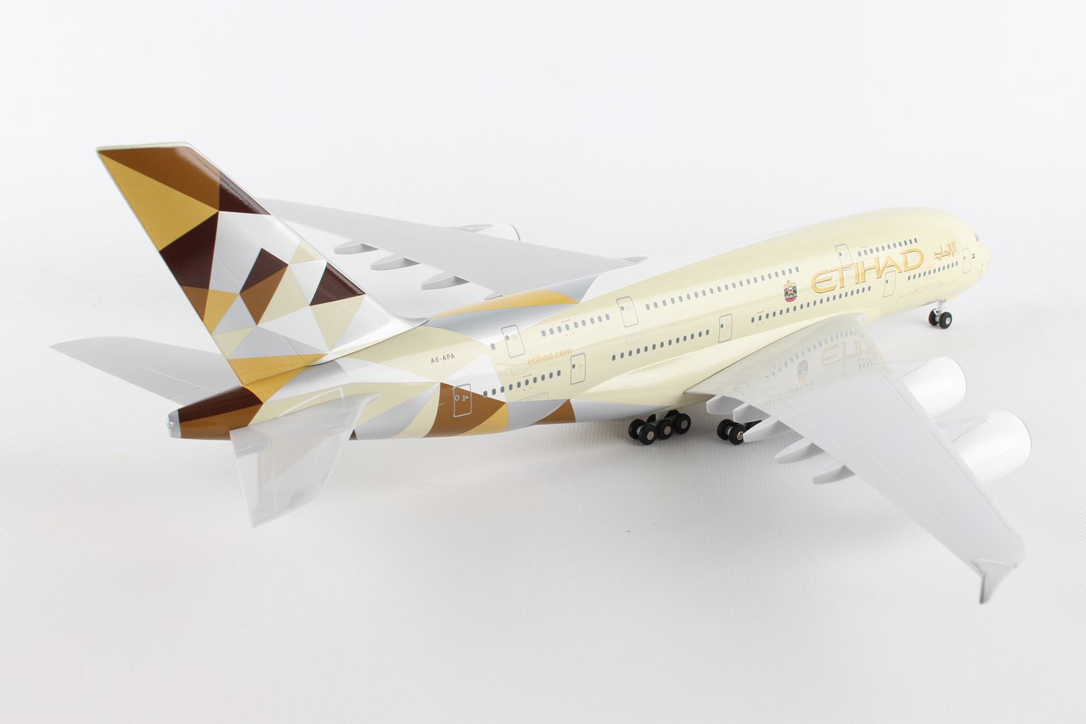 Новые модели самолетов. Аэробус а380модель ревел. Airbus a380-800 Etihad Airways. A380 Etihad 1/144. Аэробус а320 Этихад Ревелл.